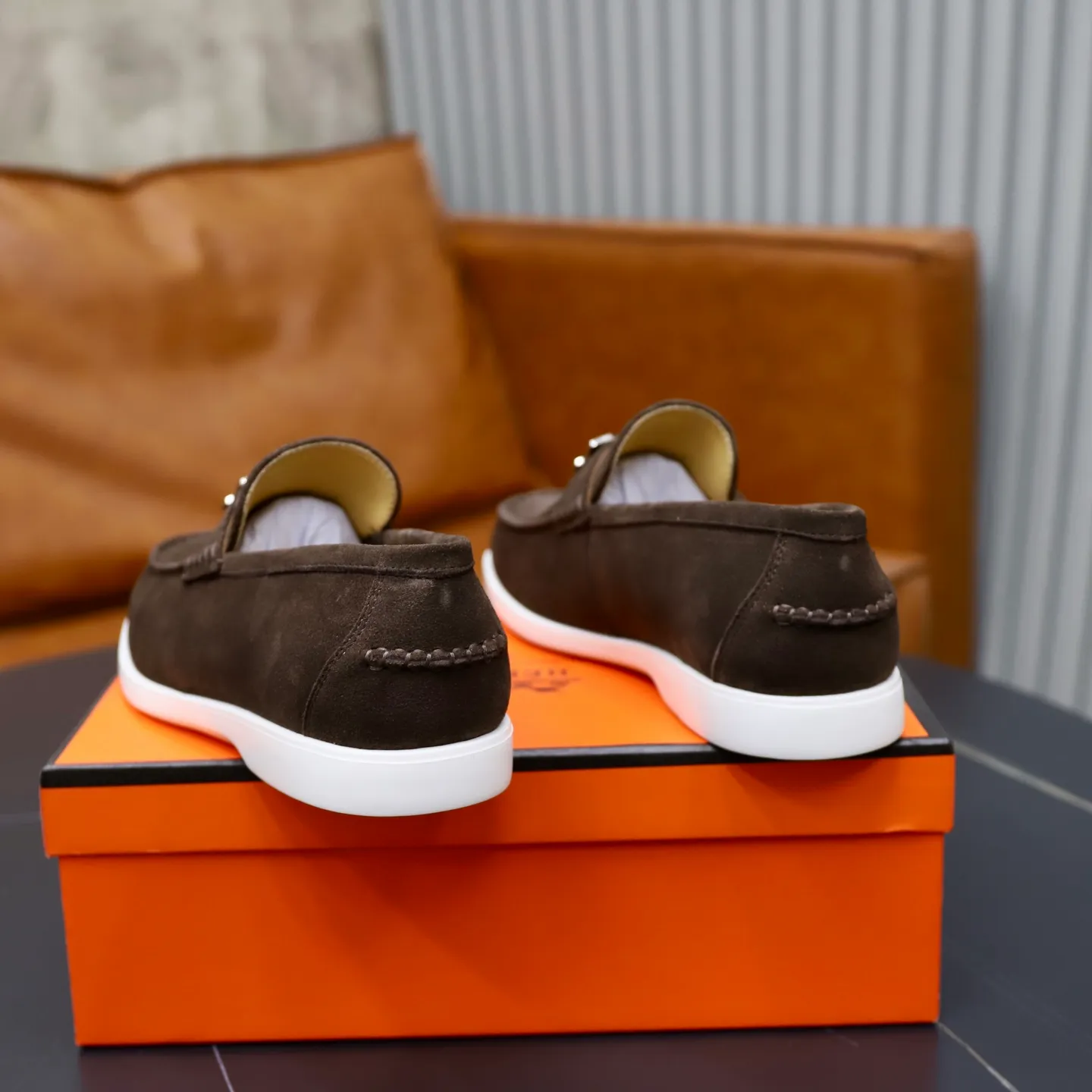Ex-factory price: 540💰Hermès/Hermès slip-on men's shoes. This shoe is made of imported cow suede leather, with simple and smooth lines, and a 3CM rubber foam ultra-light sole combined with aerodynamic design! Youthful and fashionable, H button decoration, contrasting leather embellishment on the heel, calf lining to gently wrap your feet, with embossed logo cowhide feet, leather rock strips, casual and urban style, highlighting youthful vitality, sports and leisure version, super versatile Size number: 38-39-40-41-42-43-44 Standard leather shoe size (45 can be customized but does not support returns)